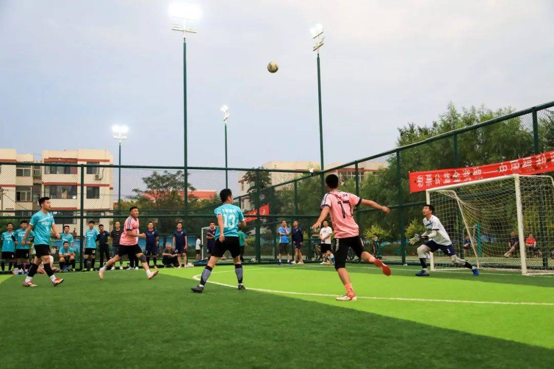 观众们期待在足球比赛中看到哪些精彩瞬间？